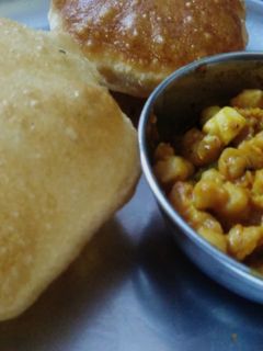 छोले पूरी (chole poori recipe in Hindi) रेसिपी मुख्य फोटो