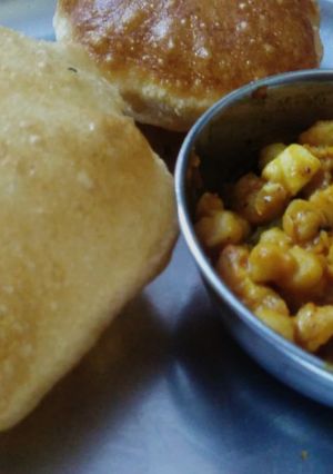 छोले पूरी (chole poori recipe in Hindi) रेसिपी मुख्य फोटो