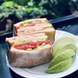 蒸鮭魚花椰菜蕃茄生菜總匯三明治