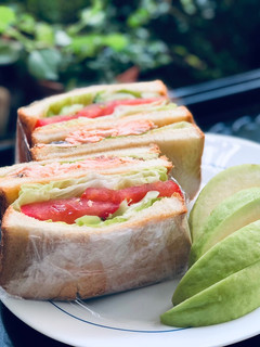 蒸鮭魚花椰菜蕃茄生菜總匯三明治 的食譜成品照片