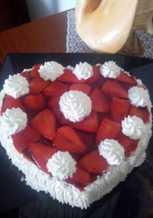 Una foto de Tarta corazón de fresa y nata para San Valentín