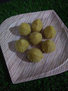 वनीला नारियल मोदक(Vanilla nariyal modak recipe in hindi) रेसिपी मुख्य फोटो