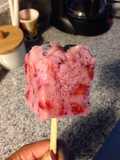 Paletas heladas de yogurt, fresas y arándanos