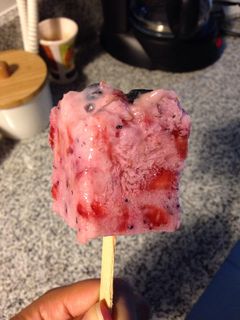 Una foto de Paletas heladas de yogurt, fresas y arándanos