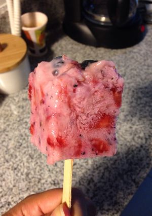 Una foto de Paletas heladas de yogurt, fresas y arándanos