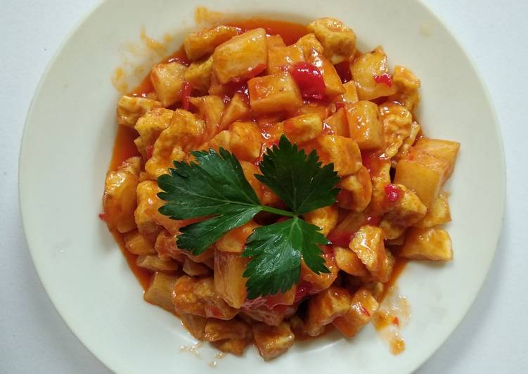 Bagaimana Menyiapkan Kentang Telur Asam Manis, Enak