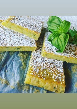 Foto di Torta dolce con basilico e zucchine
