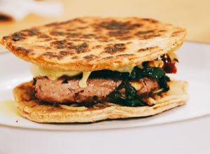 Une photo de Burger naan aux épinards, shitakés et tomates séchées