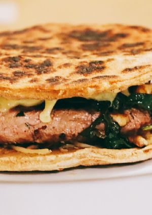 Une photo de Burger naan aux épinards, shitakés et tomates séchées