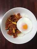สันคอหมูสไลซ์ผัดโคชูจัง + ไข่ดาวน้ำ <สูตรคลีน>