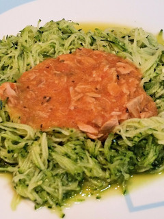 Una foto de Pasta con calabacín y atún