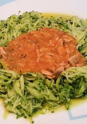 Una foto de Pasta con calabacín y atún