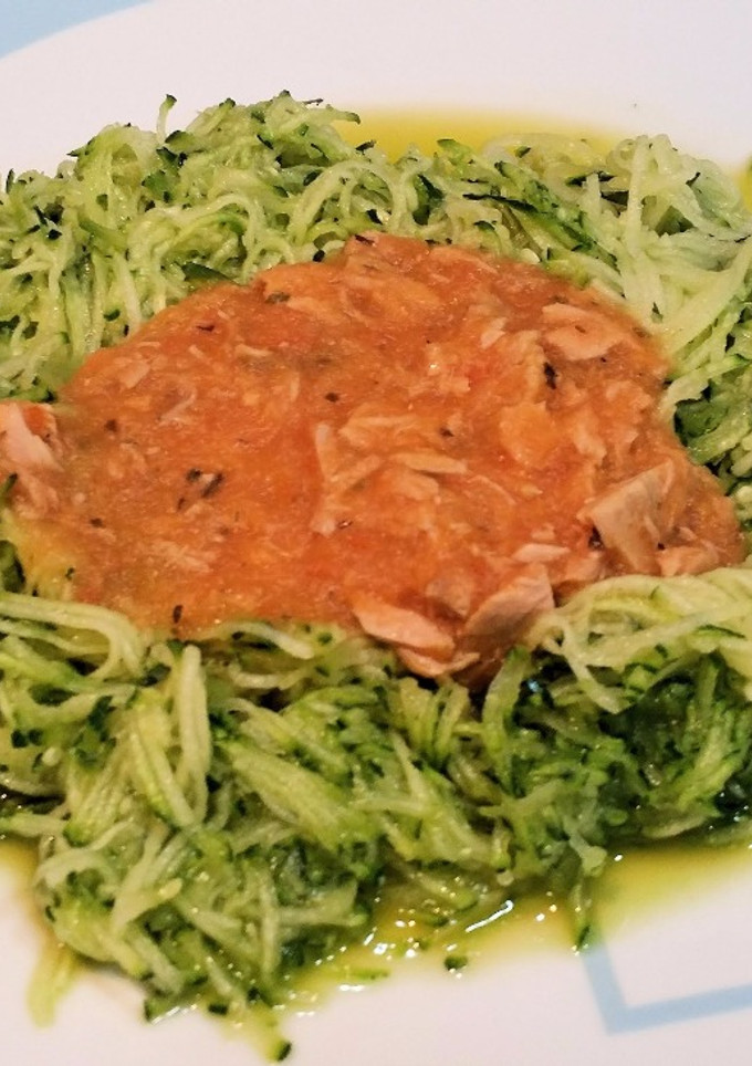 Una foto de Pasta con calabacín y atún