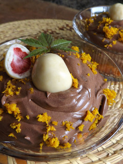 Una foto de Papaya y plátano con crema de chocolate