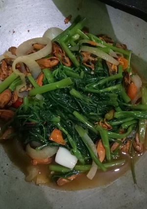 Foto resep Tumis kangkung pake kerang ala aini