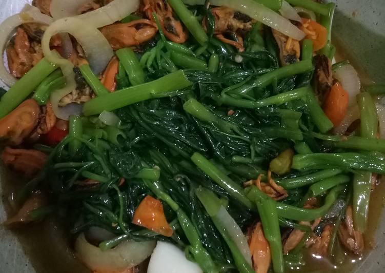 Tumis kangkung pake kerang ala aini
