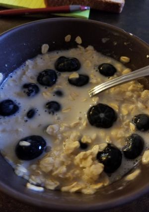 Una foto de Desayuno de avena con fruta