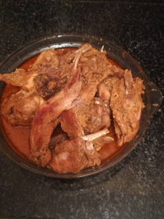 Una foto de Conejo especiado al limón en la olla gm g