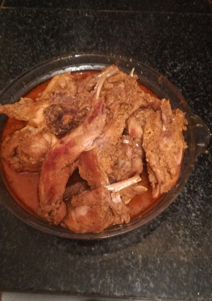 Una foto de Conejo especiado al limón  en la olla gm g