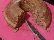 Una foto de torta con leche chocolatada