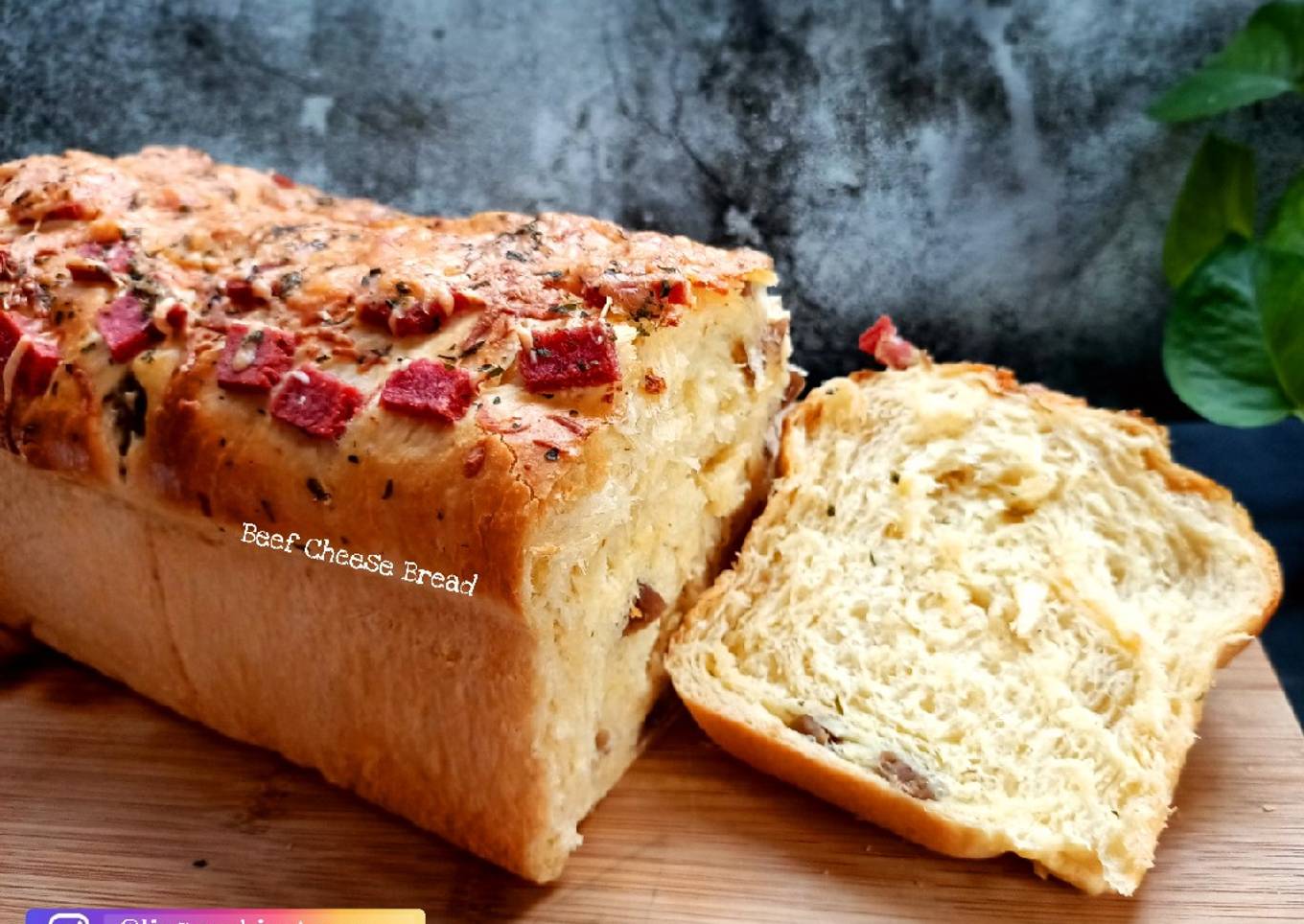 Beef Cheese Bread (Roti daging sapi keju)