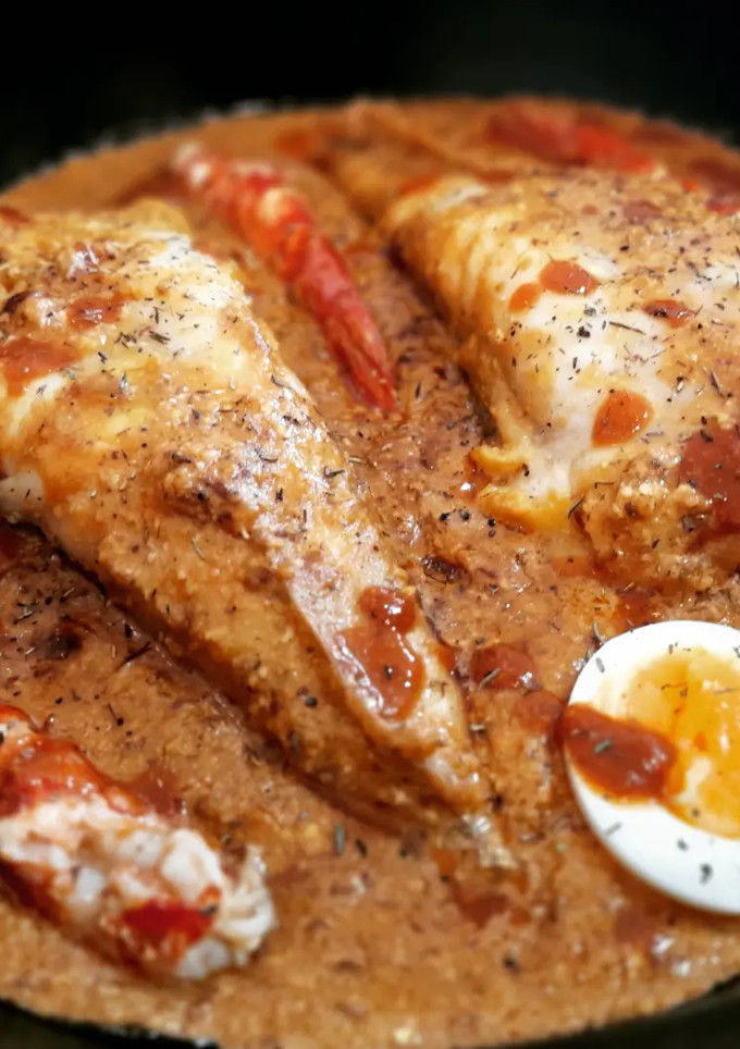 Una foto de Colita de rape en salsa de almendras y gambas