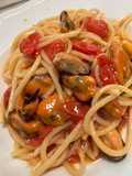 Spaghetti in padella 17 cozze e datterini