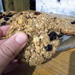 A picture of Galletitas de avena, miel, frutos secos y pasas de uva.