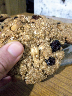 Una foto de Galletitas de avena, miel, frutos secos y pasas de uva