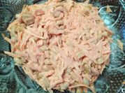 Una foto de ensalada de zanahoria con maní