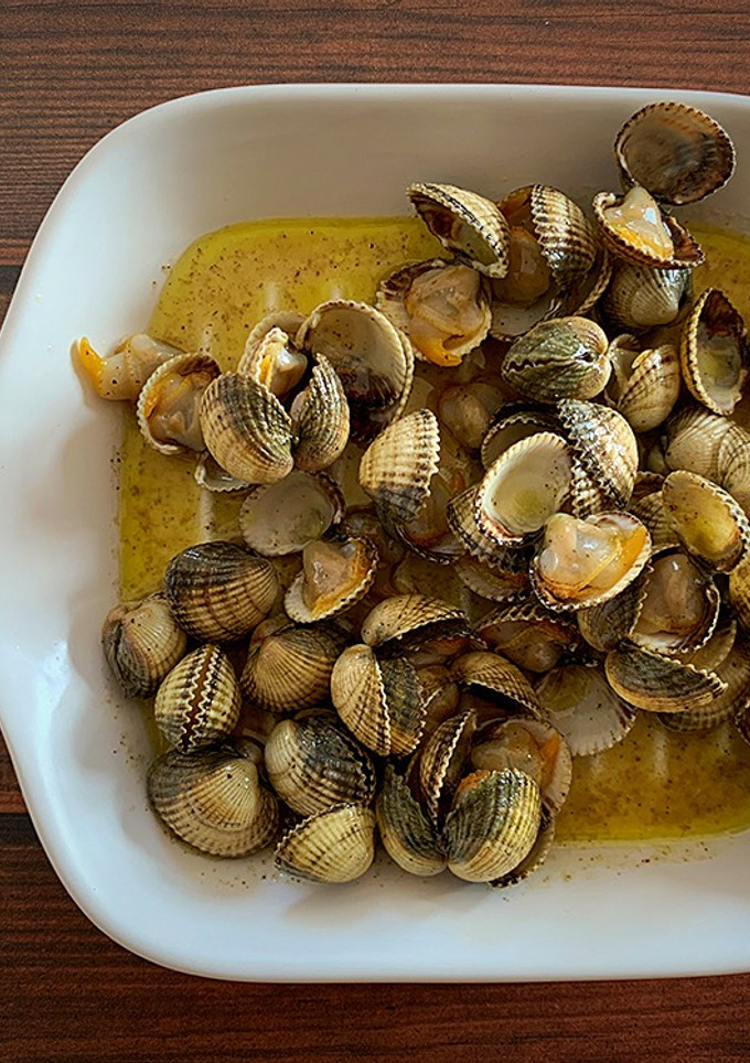 Una foto de Berberechos a la plancha con sal marina y pimienta