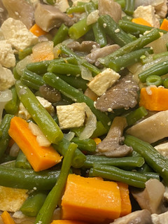Una foto de Revuelto de verduras con tofu firme 🌿