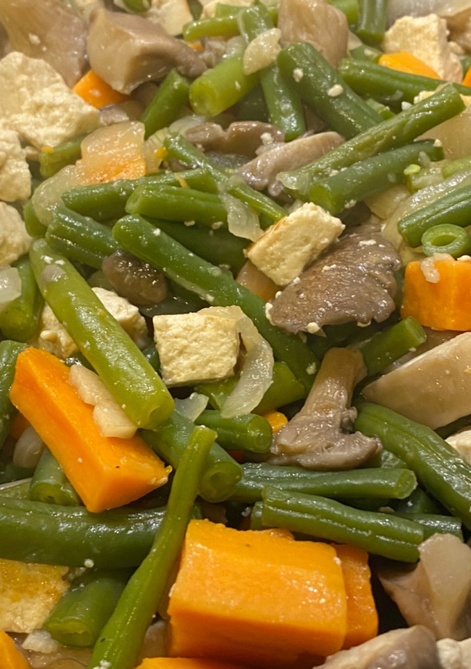 Una foto de Revuelto de verduras con tofu firme 🌿