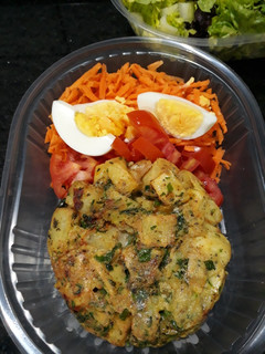 Una foto de Tortilla de papas con ensalada