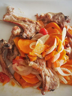 Una foto de Chuletas de cordero al horno con verduras