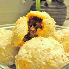 A picture of Undaputtu-Rice dumpling with prawn filling.