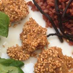 Foto principal de Arroz rojo con seitán picante y costra de sésamo