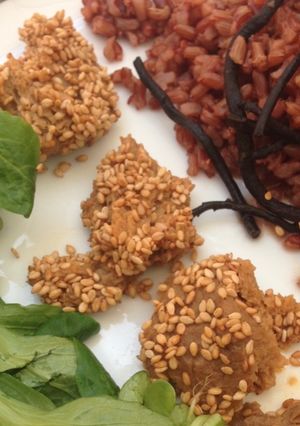 Una foto de Arroz rojo con seitán picante y costra de sésamo