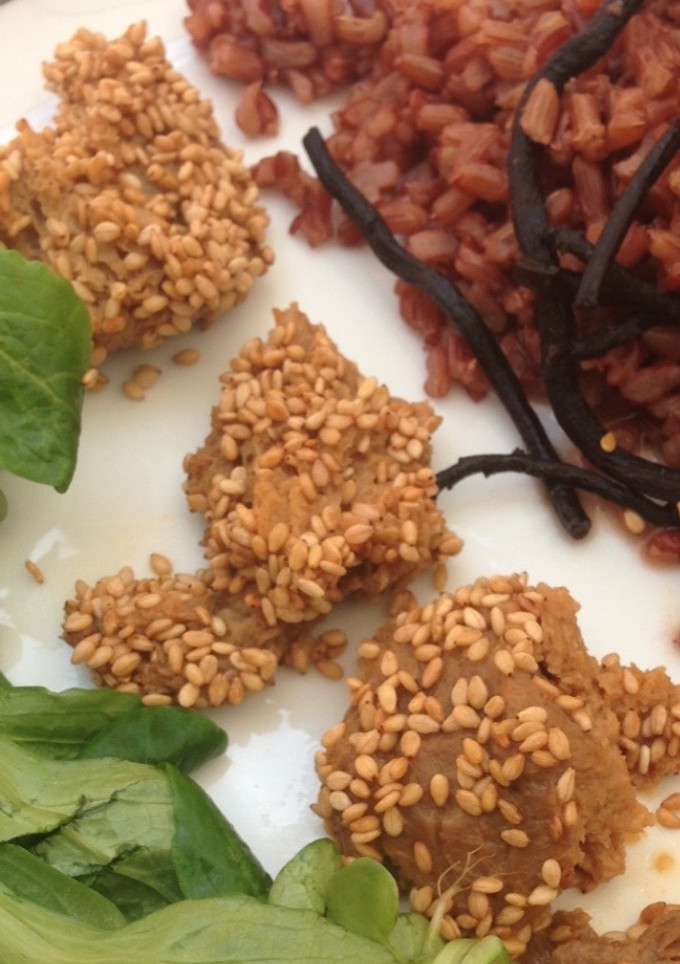Una foto de Arroz rojo con seitán picante y costra de sésamo