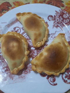 Una foto de Empanadas de morrón asado, anco y cebolla