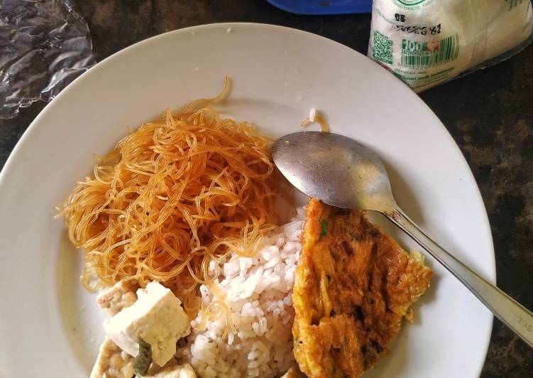 Resep Nasi, bihun goreng, telur dadar dan sayur lombok yang Bisa Manjain Lidah