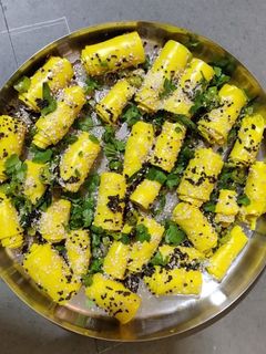 ખાંડવી (Khandvi Recipe In Gujarati) રેસીપી મુખ્ય ફોટો