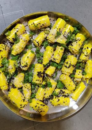 ખાંડવી (Khandvi Recipe In Gujarati) રેસીપી મુખ્ય ફોટો