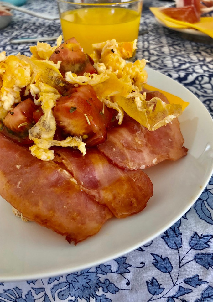 Una foto de Tostada de bacon y huevo para desayunar