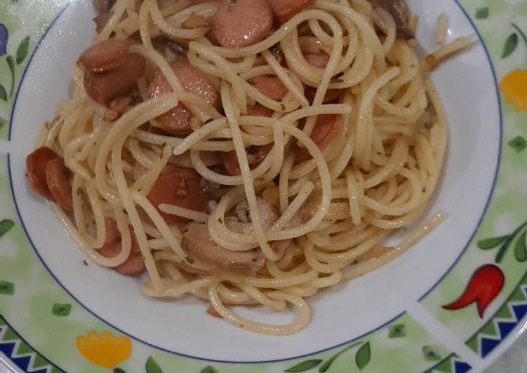 Bagaimana Menyiapkan Spaghetti aglio olio with sausage and mushroom Anti Gagal