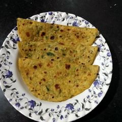 A picture of Methi ka paratha.