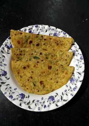A picture of Methi ka paratha.