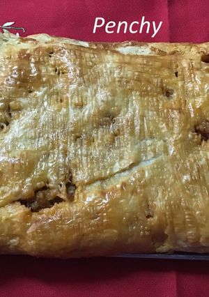 Una foto de Hojaldre relleno de salsa boloñesa