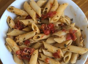 Una foto de Pasta exquisita y rápida con cherrys y ajo 😍