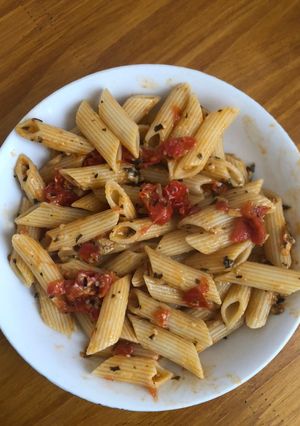 Una foto de Pasta exquisita y rápida con cherrys y ajo 😍